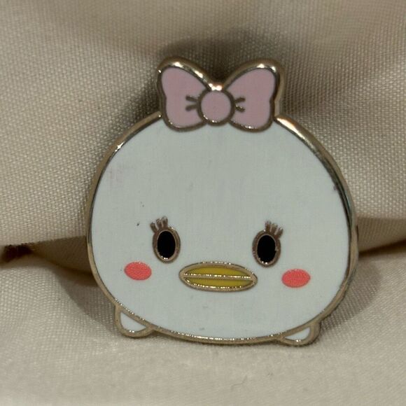 Disney Daisy Duck Pins set of 2 Tsum Tsum Daisy and Christmas Ornament EUC - Picture 5 of 6